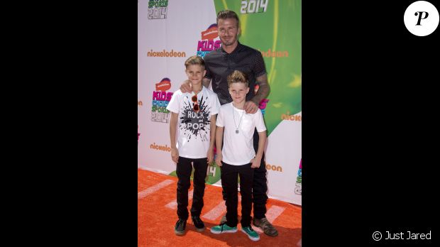David Beckham et ses deux enfants, Romeo et Cruz, aspergé d&#039;un liquide doré, pendant les Nickelodeon Kids&#039; Choice Sports Awards, le 17 juillet 2014.