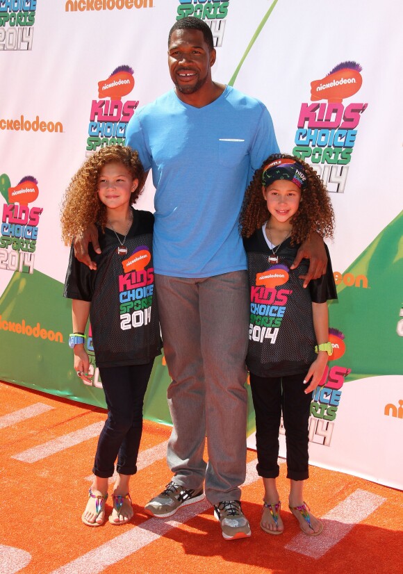 Michael Strahan et ses filles Isabella et Sophia - Cérémonie des Kids Choice Sports Awards à Westwood, le 17 juillet 2014.