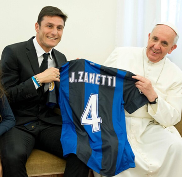Javier Zanetti avec le pape François au Vatican le 26 avril 2013.