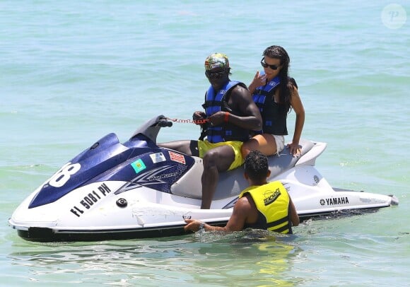 Bacary Sagna (Manchester City) fait du jet-ski avec sa femme Ludivine à Miami, le 19 juillet 2014