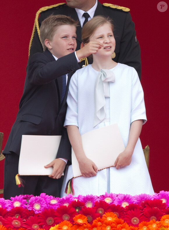 Le prince Gabriel et la princesse héritière Elisabeth de Belgique assistant au défilé militaire de la fête nationale belge, à Bruxelles le 21 juillet 2014
