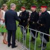 Le roi Philippe et la reine Mathilde de Belgique dans le parc royal de Bruxelles, à l'occasion de la fête nationale, le 21 juillet 2014.