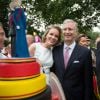 Le roi Philippe et la reine Mathilde de Belgique admirent une pièce montée avec des figurines à leur effigie dans le parc royal de Bruxelles, à l'occasion de la fête nationale en Belgique, le 21 juillet 2014.