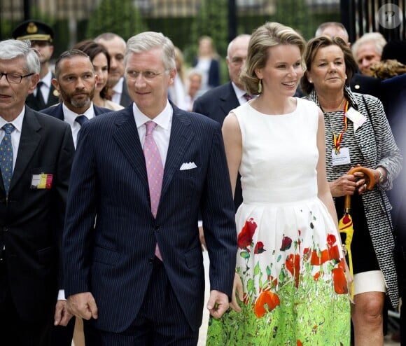 Le roi Philippe et la reine Mathilde de Belgique rencontrent leurs compatriotes dans le parc royal de Bruxelles, à l'occasion de la fête nationale, le 21 juillet 2014.