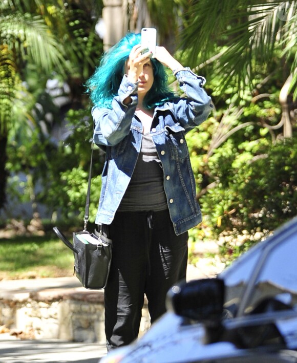 Tallulah Willis avec ses cheveux bleus à Beverly Hills, Los Angeles, le 21 juillet 2014.