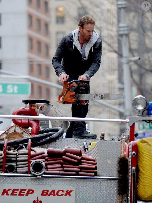 Le comédien Ian Ziering sur le tournage de Sharknado 2 à New York, le 24 février 2014.