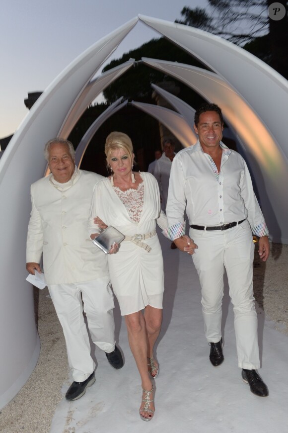 Massimo Gargia et Ivana Trump lors de la 19e Soirée Blanche, le 14 juillet 2014 aux Moulins de Ramatuelle.
