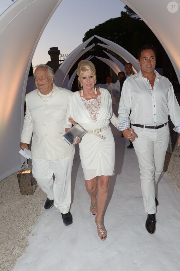 Massimo Gargia et Ivana Trump lors de la 19e Soirée Blanche, le 14 juillet 2014 aux Moulins de Ramatuelle.