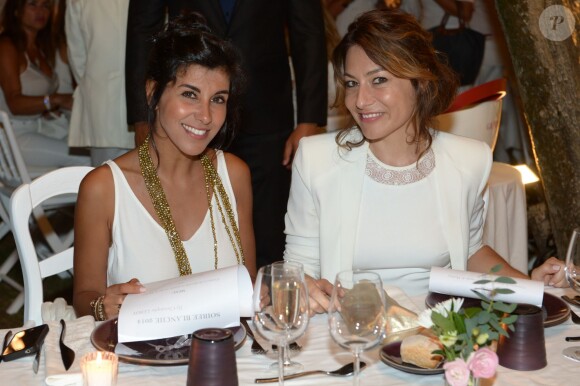 Reem Kherici et Shirley Bousquet lors de la 19e Soirée Blanche, le 14 juillet 2014 aux Moulins de Ramatuelle.