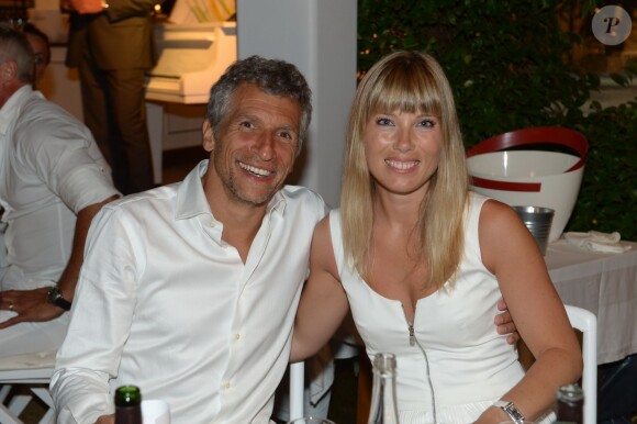 Nagui et sa compagne Mélanie Page lors de la 19e Soirée Blanche, le 14 juillet 2014 aux Moulins de Ramatuelle.