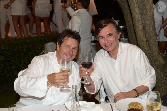 Christophe Leroy et Philippe Douste-Blazy lors de la 19e Soirée Blanche, le 14 juillet 2014 aux Moulins de Ramatuelle.