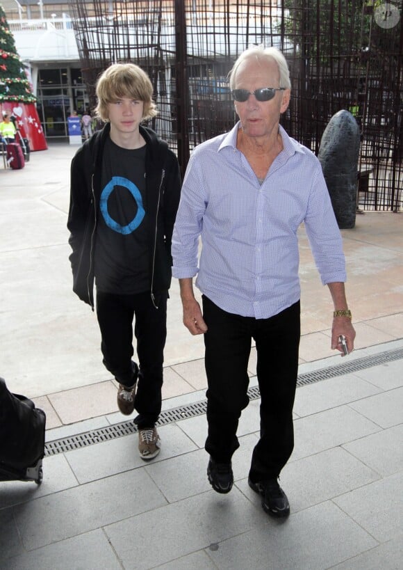 Paul Hogan et son fils Chance à l'aéroport de Sydney,le 18 décembre 2013