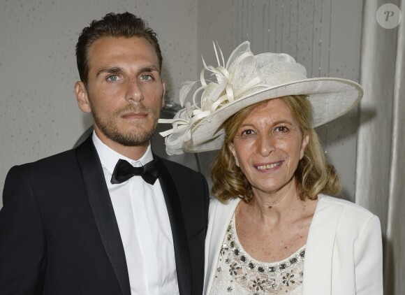 Exclusif - Alexandre de l'émission "Qui veut épouser mon fils" pose avec sa mère Linda lors de son mariage au Manoir des Cygnes à Le Coudray-Montceaux, le 6 juillet 2014.