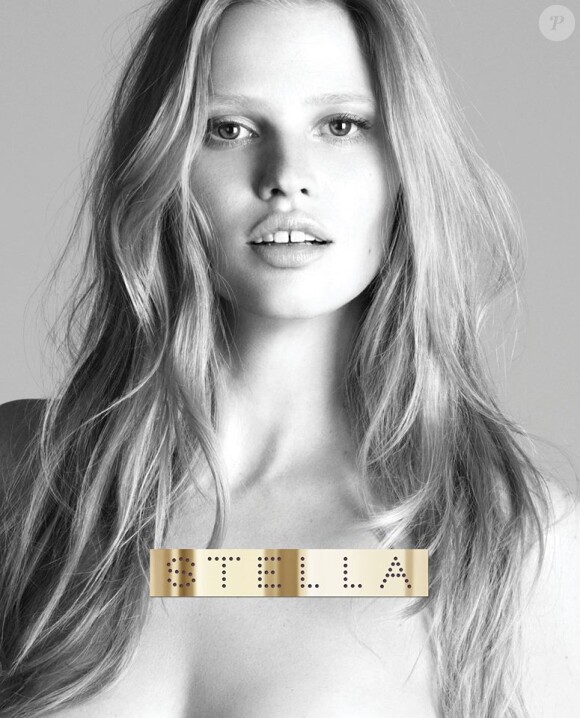 Lara Stone photographiée par Mert et Marcus pour Stella, le nouveau parfum féminin de Stella McCartney.