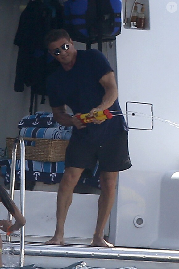 Sylvester Stallone profite de ses vacances avec sa femme Jennifer Flavin et ses trois filles, à Théoule-sur-Mer, sud de la France, le 28 juillet 2014.