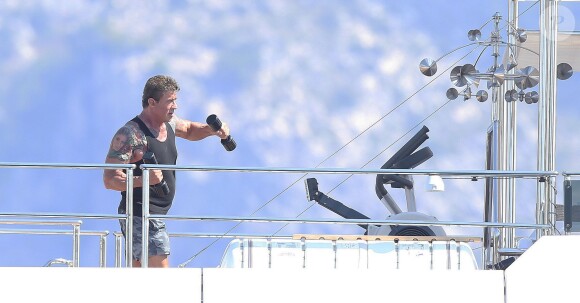 Exclusif - Sylvester Stallone fait de la muscu pendant ses vacances sur un magnifique yacht à Saint-Jean-Cap-Ferrat dans le sud de la France, le 26 juillet 2014.