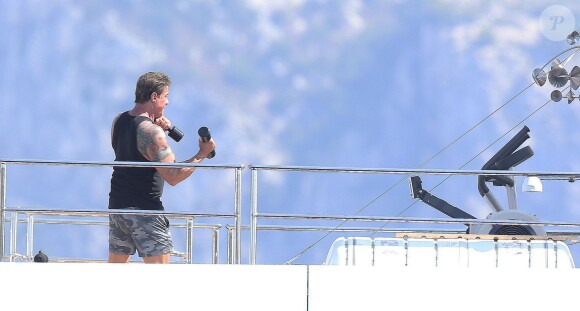Exclusif - Sylvester Stallone fait de la muscu pendant ses vacances sur un magnifique yacht à Saint-Jean-Cap-Ferrat dans le sud de la France, le 26 juillet 2014.