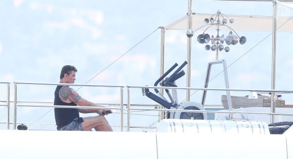 Exclusif - Sylvester Stallone fait de la muscu pendant ses vacances sur un magnifique yacht à Saint-Jean-Cap-Ferrat dans le sud de la France, le 26 juillet 2014.