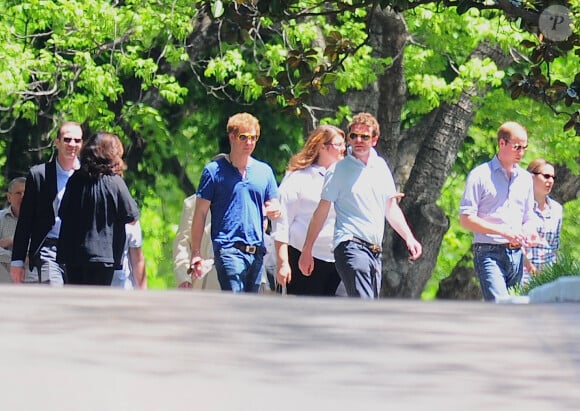 Les princes William et Harry et les proches de Guy pelly visitent Graceland en marge du mariage de leur ami, le 2 mai 2014 à Memphis.