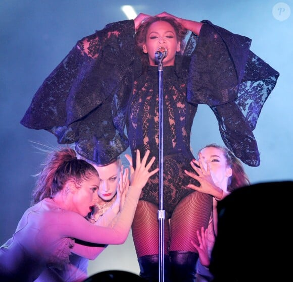 Beyonce et son époux Jay-Z, complices sur scène lors de leur On The Run Tour. Le 11 juillet 2014 