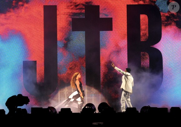 Beyonce et son époux Jay-Z, complices sur scène lors de leur On The Run Tour. Le 11 juillet 2014 