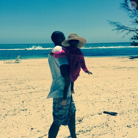 Beyoncé a posté cette photo sur son compte Instagram le 29 juillet 2014. Jay-Z et Blue Ivy passent un moment sur la plage. La belle chanteuse tente-t-elle de faire passer un message ?