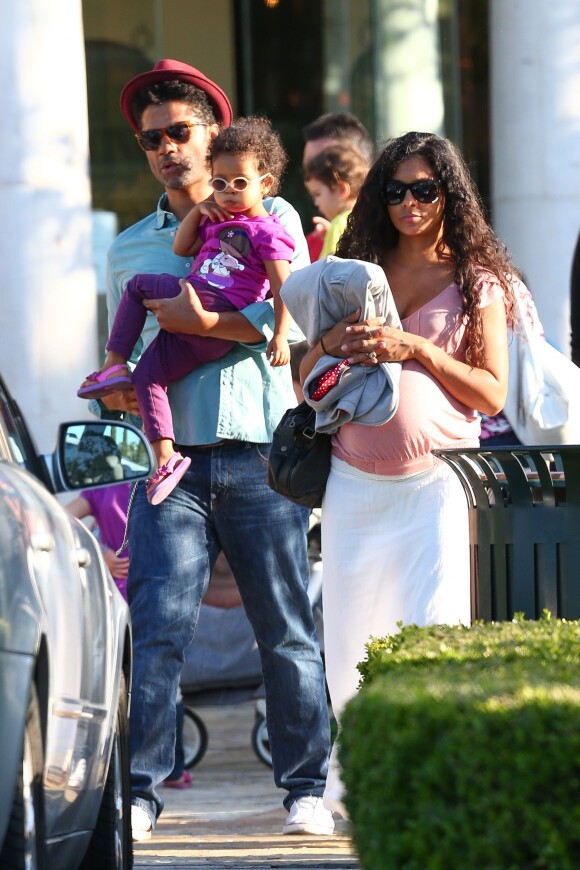 Eric Benét et son épouse Manuela Testolini avec leur fille Lucia dans les rues de Los Angeles, le 10 juin 2014.