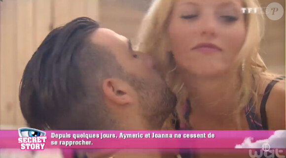 Aymeric et Joanna collés-serrés dans la quotidienne de Secret Story 8, le jeudi 31 juillet 2014, sur TF1