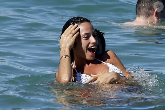 Raffaella Fico, l'ex de Mario Balotelli, et son fiancé Gianluca Tozzi, amoureux et d'humeur câline à Saint-Tropez, le 30 juillet 2014