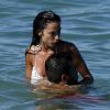 Raffaella Fico et son fiancé Gianluca Tozzi, câlins dans la Méditerranée au large de Saint-Tropez, le 30 juillet 2014