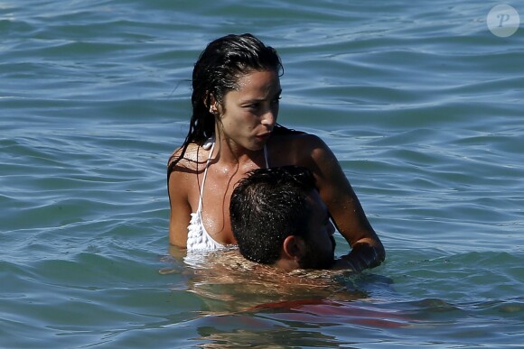 Raffaella Fico et son fiancé Gianluca Tozzi, câlins dans la Méditerranée au large de Saint-Tropez, le 30 juillet 2014