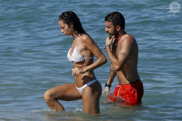 Raffaella Fico, ses formes et son fiancé Gianluca Tozzi à Saint-Tropez, le 30 juillet 2014
