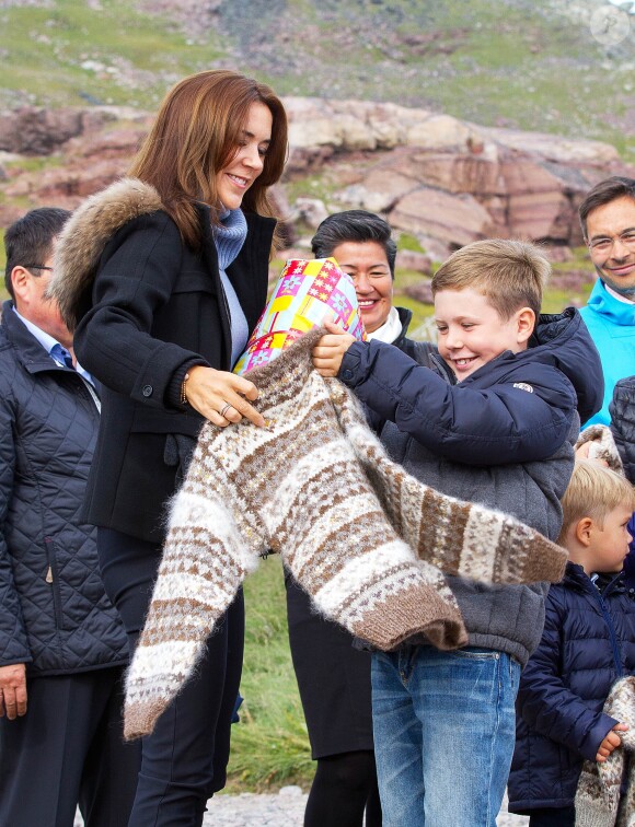 Le prince Christian reçoit avec plaisir un pull bien chaud... Le prince Frederik et la princesse Mary de Danemark avec leurs enfants Christian, Isabella, Vincent et Joséphine le 1er août 2014 au Groenland, premier jour de leur visite officielle.