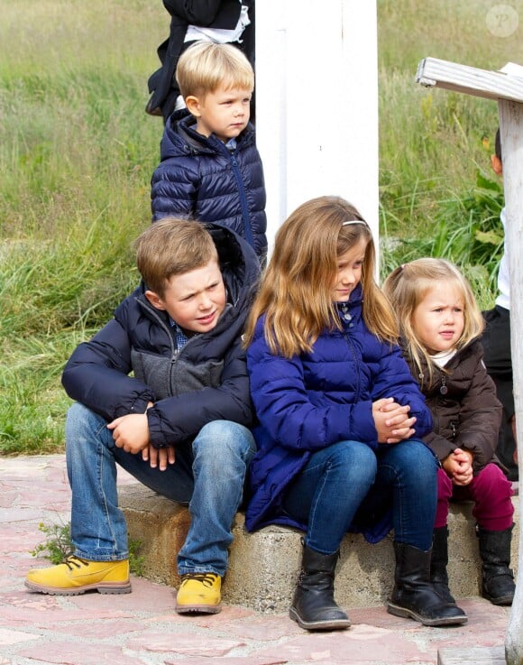 Christian, Isabella, Vincent et Joséphine très sages... Le prince Frederik et la princesse Mary de Danemark avec leurs enfants le 1er août 2014 au Groenland, premier jour de leur visite officielle.