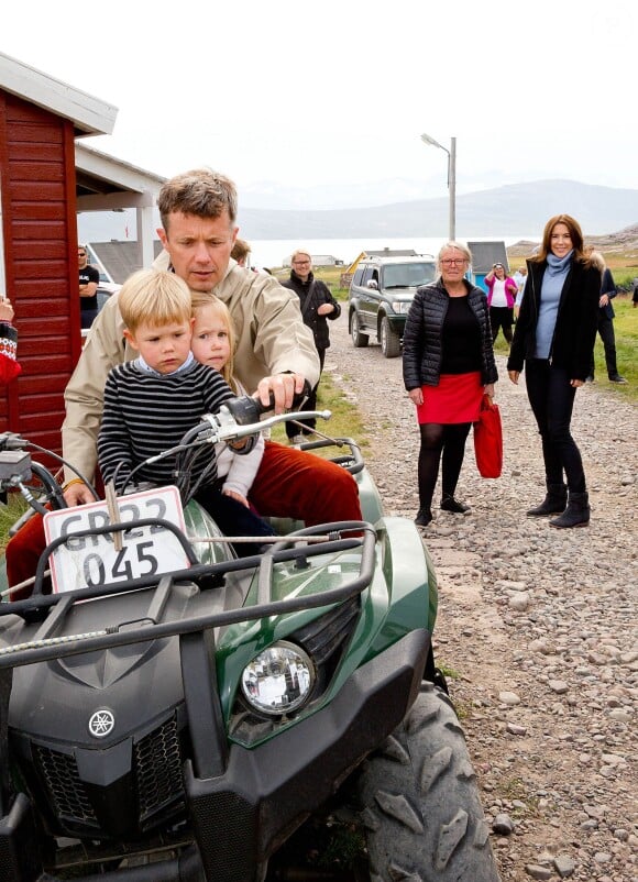 Vincent et Joséphine avec le prince en quad avec leur père ! Le prince Frederik et la princesse Mary de Danemark avec leurs enfants Christian, Isabella, Vincent et Joséphine le 1er août 2014 au Groenland, premier jour de leur visite officielle.