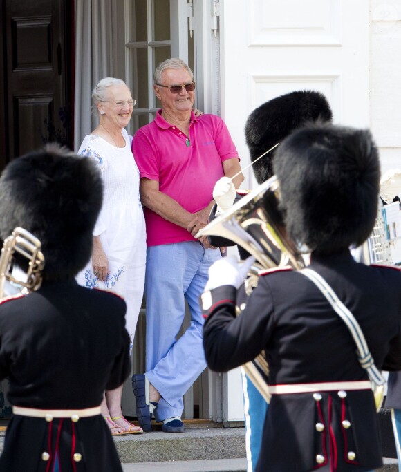 La reine Margrethe II de Danemark et le prince Henrik assistent à la relève de la garde au château de Grasten, le 25 juillet 2014
