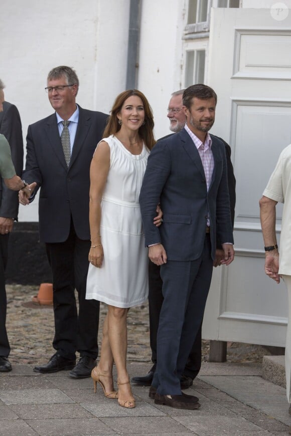 Le prince Frederik et la princesse Mary de Danemark ont assisté le 24 juillet 2014 à une lecture de poèmes du prince Henrik en la chapelle du château de Grasten.