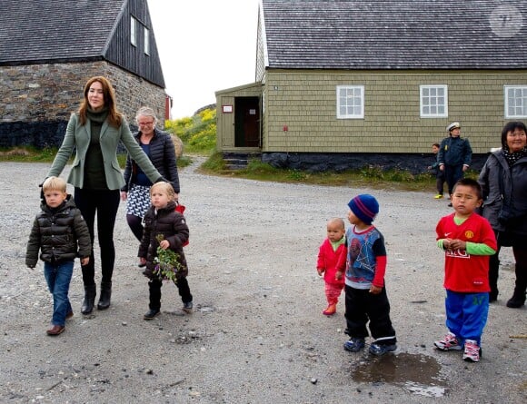 La princesse Mary de Danemark avec ses jumeaux Vincent et Joséphine à Nanortalik, au Groenland, le 2 août 2014