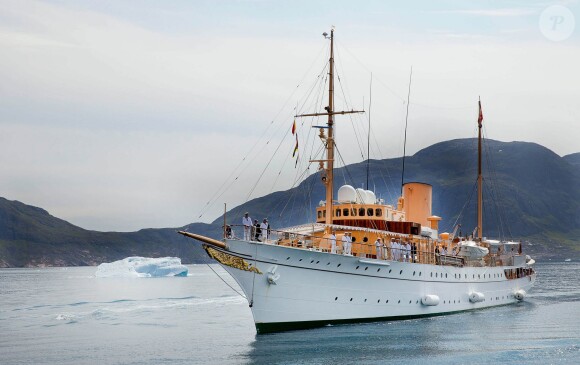Le Dannebrog, le yacht de la famille royale danoise, sur les côtes du Groenland lors de la visite officielle du prince Frederik et de la princesse Mary de Danemark avec leurs enfants Christian, Isabella, Vincent et Joséphine à Nanortalik, en août 2014
