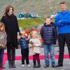 Le prince Frederik et la princesse Mary de Danemark le 1er août 2014 à Igaliko, avec leurs enfants Christian, Isabella, Vincent et Joséphine au Groenland