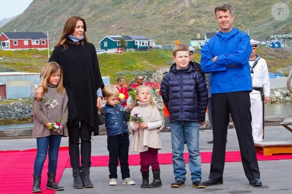 Le prince Frederik et la princesse Mary de Danemark le 1er août 2014 à Igaliko, avec leurs enfants Christian, Isabella, Vincent et Joséphine au Groenland