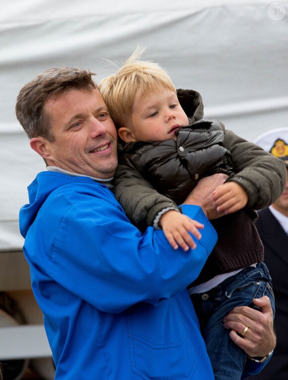 Le prince Frederik de Danemark avec le prince Vincent arrivant à Nanortalik avec leurs enfants Christian, Isabella, Vincent et Joséphine, au Groenland, le 2 août 2014