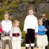 Le prince Frederik et la princesse Mary de Danemark étaient à Qaaqortoq avec leurs enfants Christian, Isabella, Vincent et Joséphine le 3 août 2014, au troisième jour de leur visite officielle au Groenland.
