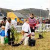 Atelier plantation d'arbre. Le prince Frederik et la princesse Mary de Danemark étaient à Qaaqortoq avec leurs enfants Christian, Isabella, Vincent et Joséphine le 3 août 2014, au troisième jour de leur visite officielle au Groenland.