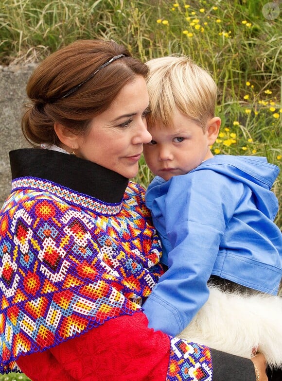 Le prince Vincent bougon avec sa maman. Le prince Frederik et la princesse Mary de Danemark étaient à Qaaqortoq avec leurs enfants Christian, Isabella, Vincent et Joséphine le 3 août 2014, au troisième jour de leur visite officielle au Groenland.
