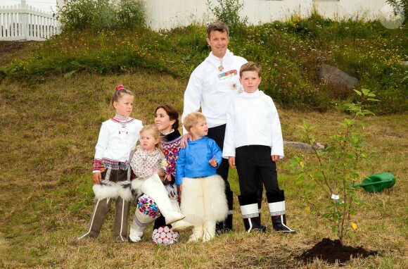 Photo de famille en tenue traditionnelle ! Le prince Frederik et la princesse Mary de Danemark étaient à Qaaqortoq avec leurs enfants Christian, Isabella, Vincent et Joséphine le 3 août 2014, au troisième jour de leur visite officielle au Groenland.