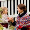 La princesse Isabella y met du sien avec sa maman ! Le prince Frederik et la princesse Mary de Danemark étaient à Qaaqortoq avec leurs enfants Christian, Isabella, Vincent et Joséphine le 3 août 2014, au troisième jour de leur visite officielle au Groenland.