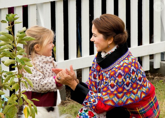 La princesse Isabella y met du sien avec sa maman ! Le prince Frederik et la princesse Mary de Danemark étaient à Qaaqortoq avec leurs enfants Christian, Isabella, Vincent et Joséphine le 3 août 2014, au troisième jour de leur visite officielle au Groenland.