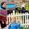 Le prince Frederik et la princesse Mary de Danemark étaient à Qaaqortoq avec leurs enfants Christian, Isabella, Vincent et Joséphine le 3 août 2014, au troisième jour de leur visite officielle au Groenland.
