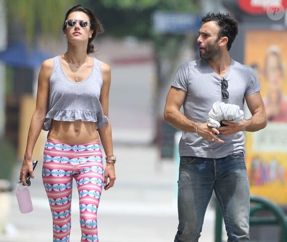 Alessandra Ambrosio et son fiancé Jamie Mazur sortent de leur séance de pilates à Brentwood, le 2 août 2014.
